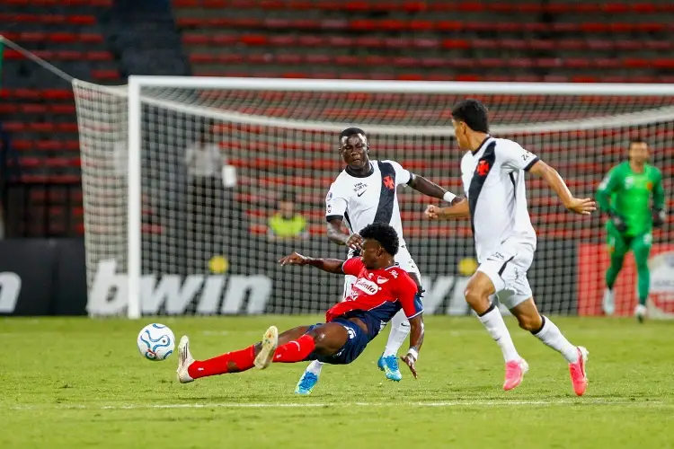 Ex de Cruz Azul debuta como DT con empate en la Copa Sudamericana