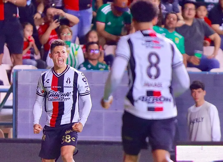 Atlas le pega a domicilio a Santos 