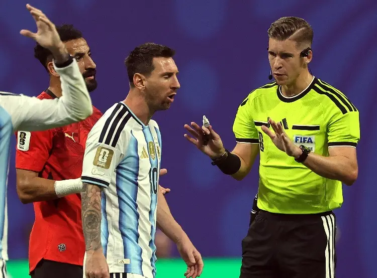 Reconocen que error arbitral favoreció a Argentina en el Mundial