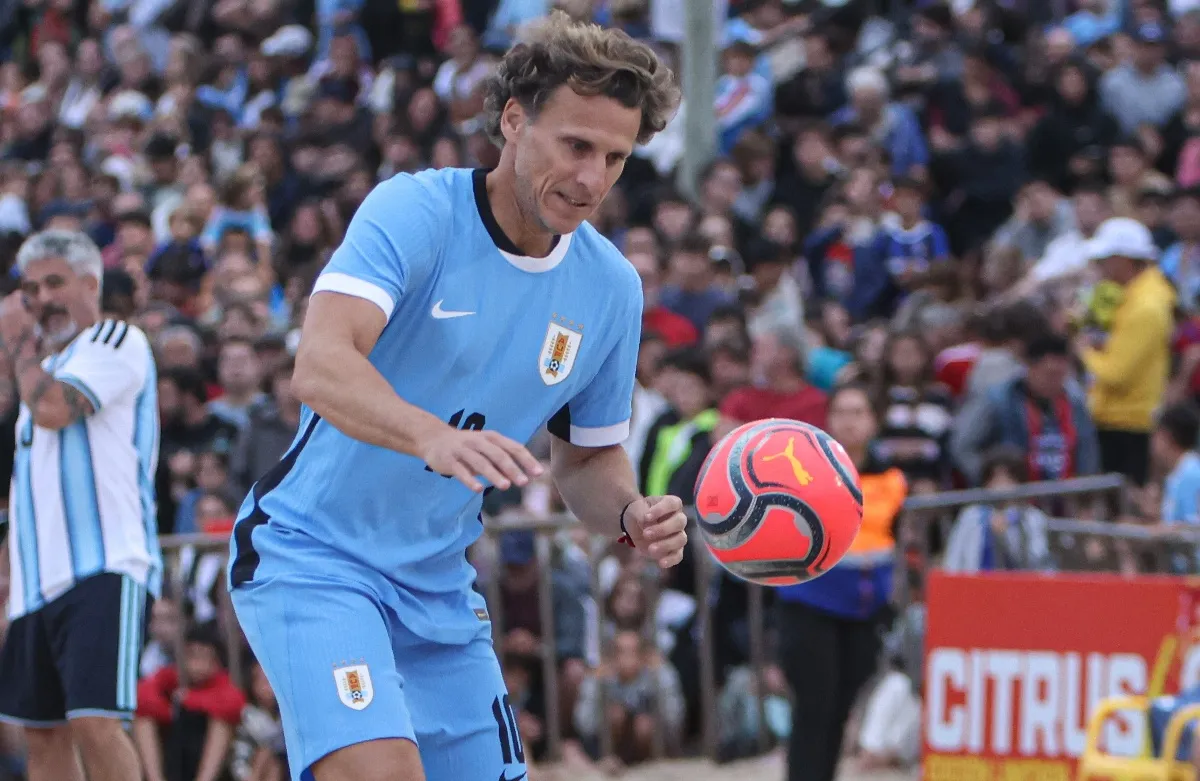 Uruguay anuncia a Diego Forlán como DT