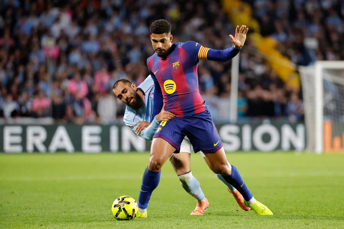 Ronald Araújo viaja a Inglaterra para cerrar su llegada al Liverpool