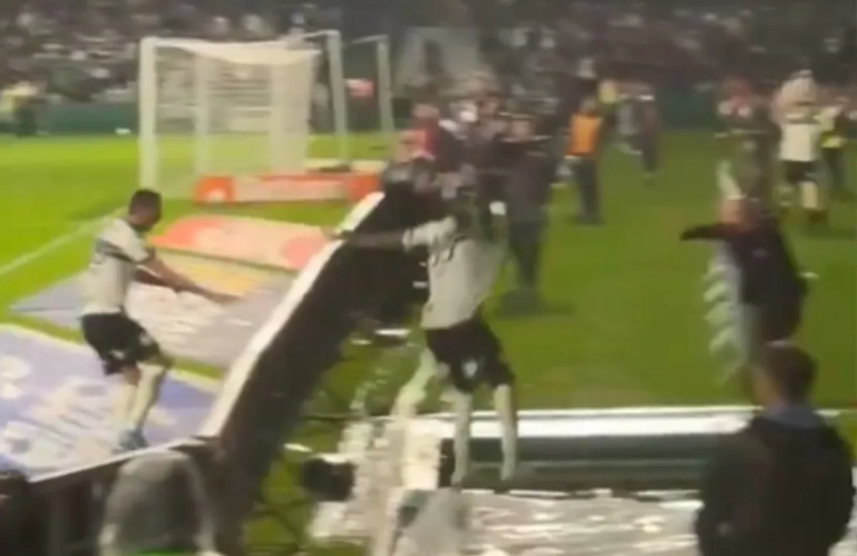 ¡Ni festejar pudo! Futbolista brasileño cae a un túnel, se lesiona y su gol es anulado (VIDEO)