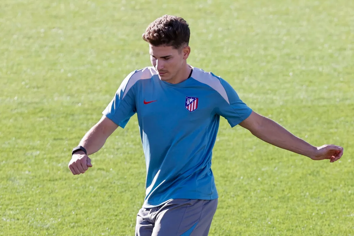 Julián Álvarez se entrena con el Atlético, mientras sigue en duda su futuro