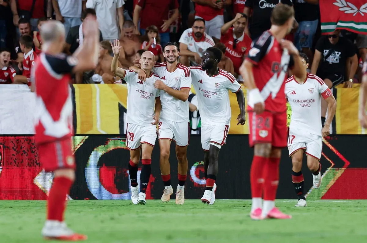 Con gol de último minuto, Sevilla gana en su debut en La Liga 2026-2027