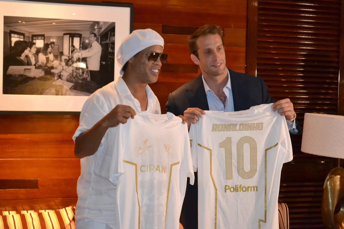 ¡Salió del retiro! Ronaldinho llega a Italia para sumarse a su nuevo equipo 