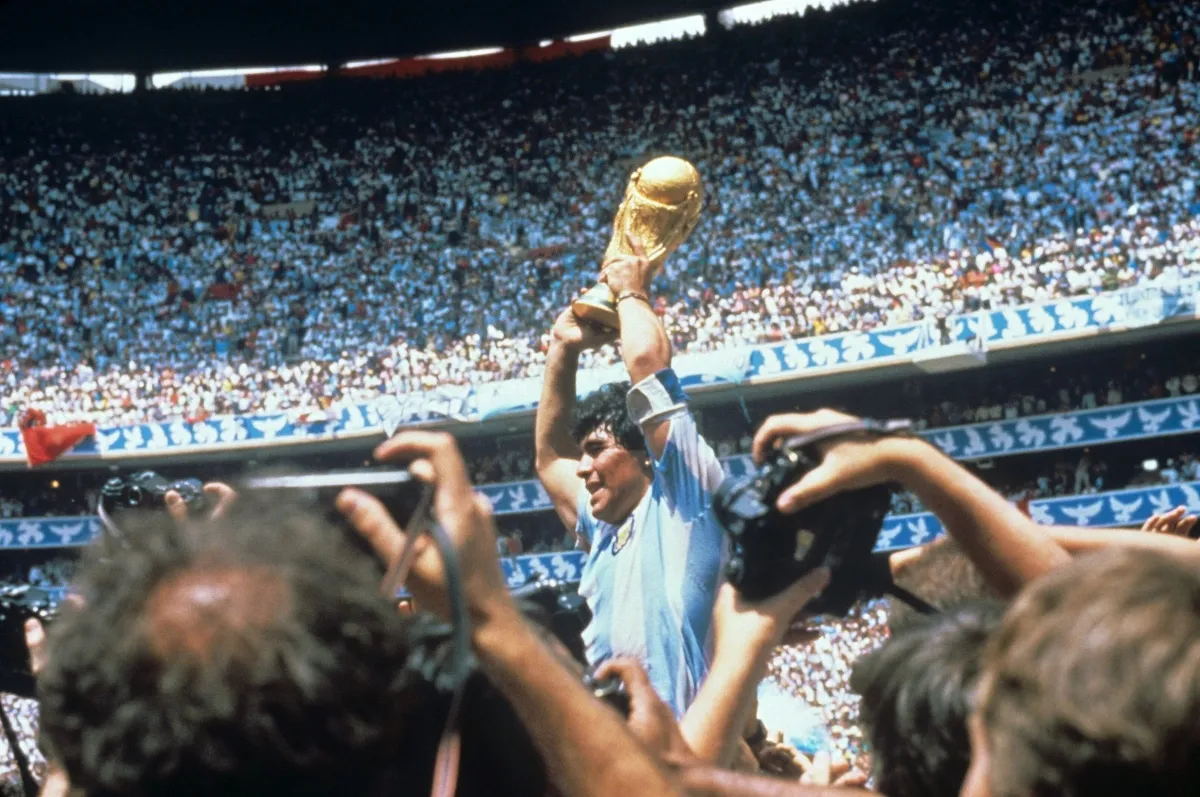 Balón de la 'Mano de Dios' de Maradona es vendido por una cifra multimillonaria