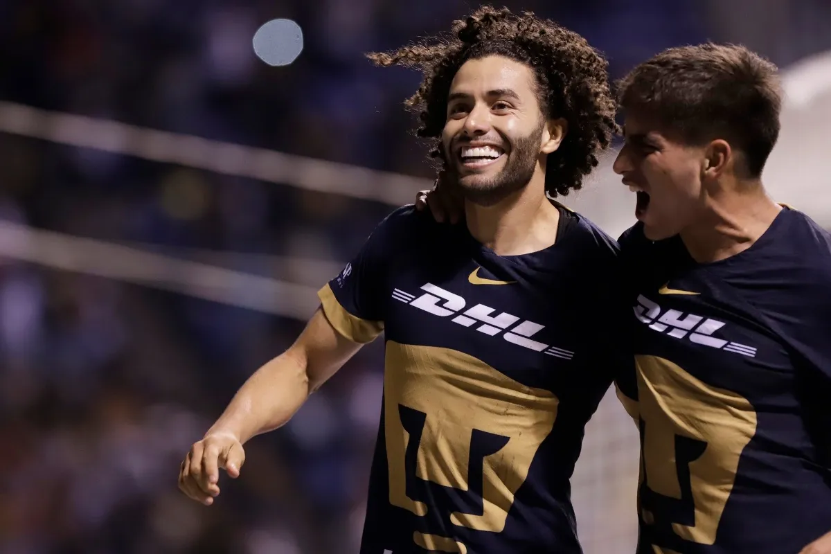 'Chino' Huerta ya está en CDMX para firmar con Pumas (VIDEO)