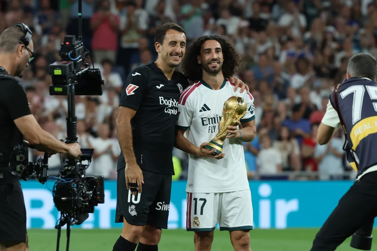 El Bernabéu rinde homenaje a los campeones del mundo previo al Real Madrid vs Real Sociedad