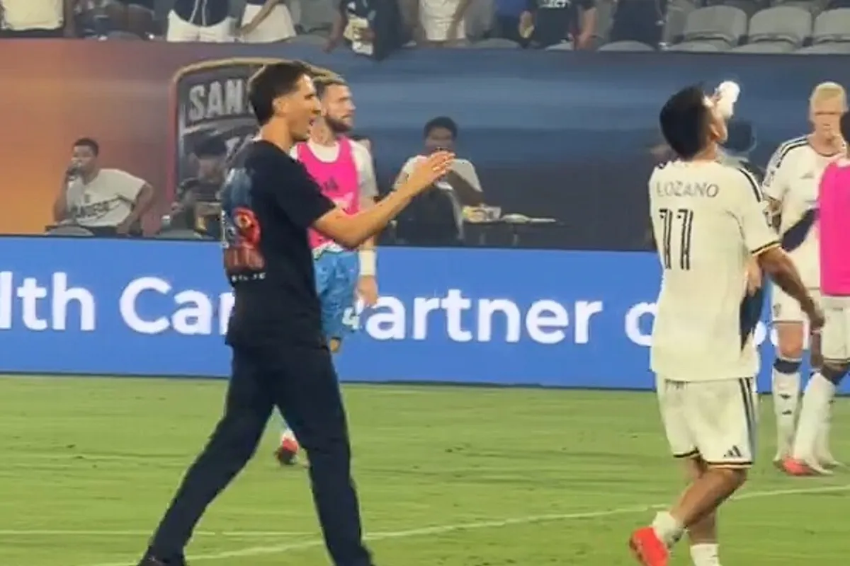 'Chucky' Lozano ignora a su ex DT y no le da la mano (VIDEO)