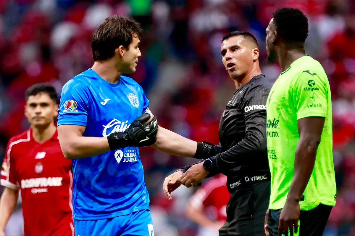Sebastián Jurado llega a los empujones con su propio compañero en pleno partido (VIDEO)