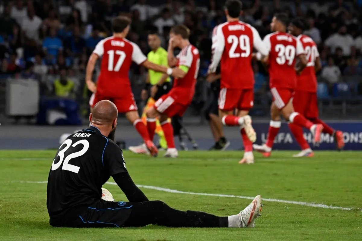 Arsenal sufre pero se impone al Napoli en la Champions 