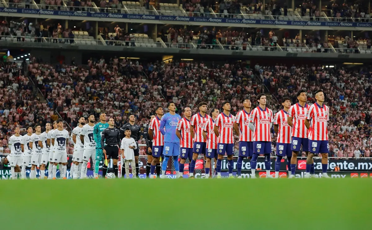 Jugador de Pumas le falta el respeto al Himno Nacional (VIDEO)