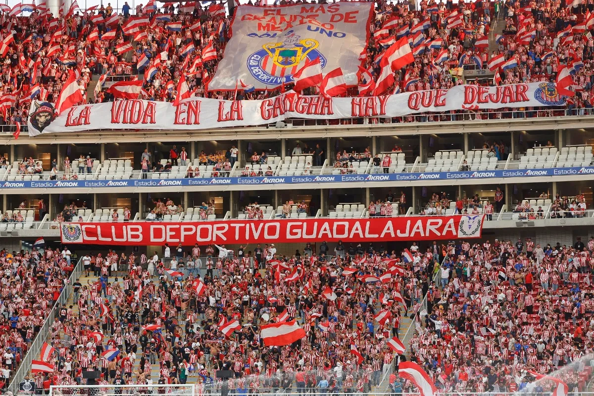 Aficionadas de Chivas fueron expulsadas del Estadio Akron por gritos racistas (VIDEO)