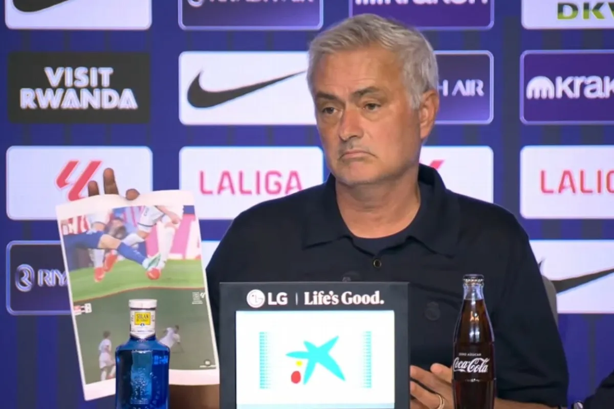 Mourinho raja contra los árbitros tras el derbi y los exhibe en conferencia de prensa (VIDEO)