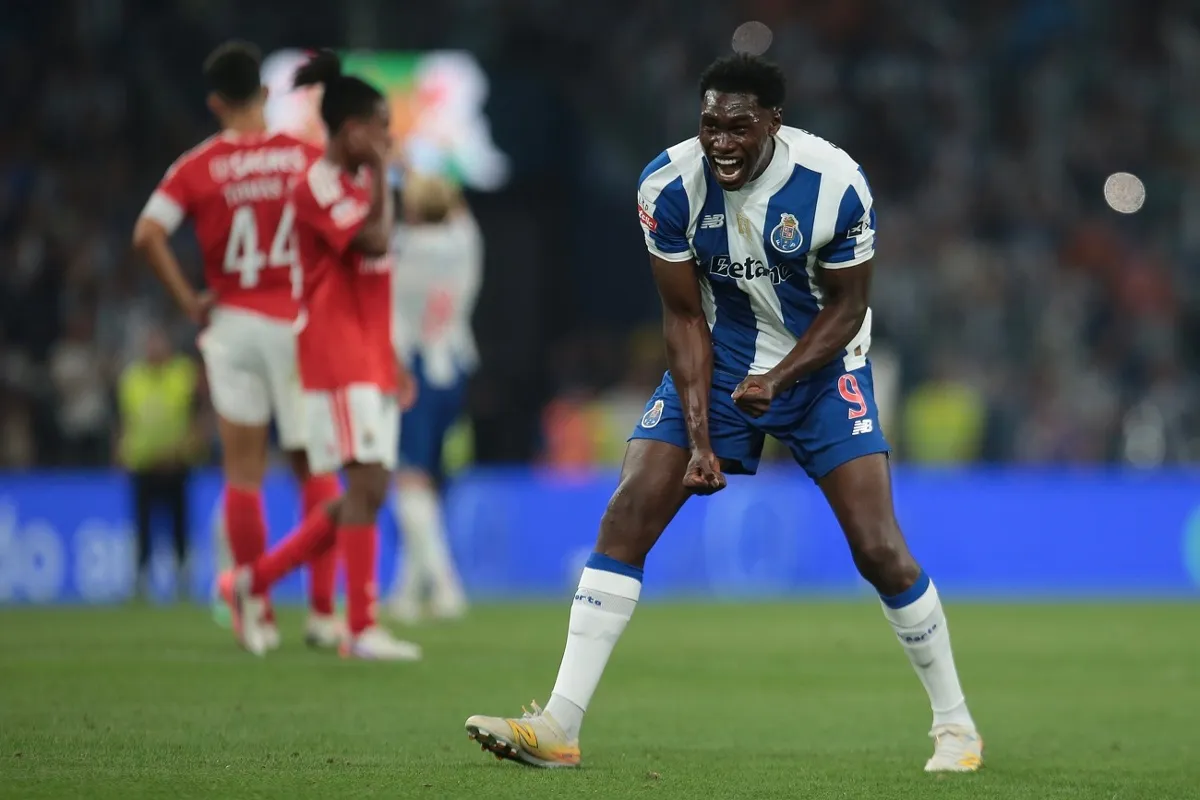 ¡Santi Giménez no apareció! Porto vence al Benfica en el clásico y es líder de Portugal