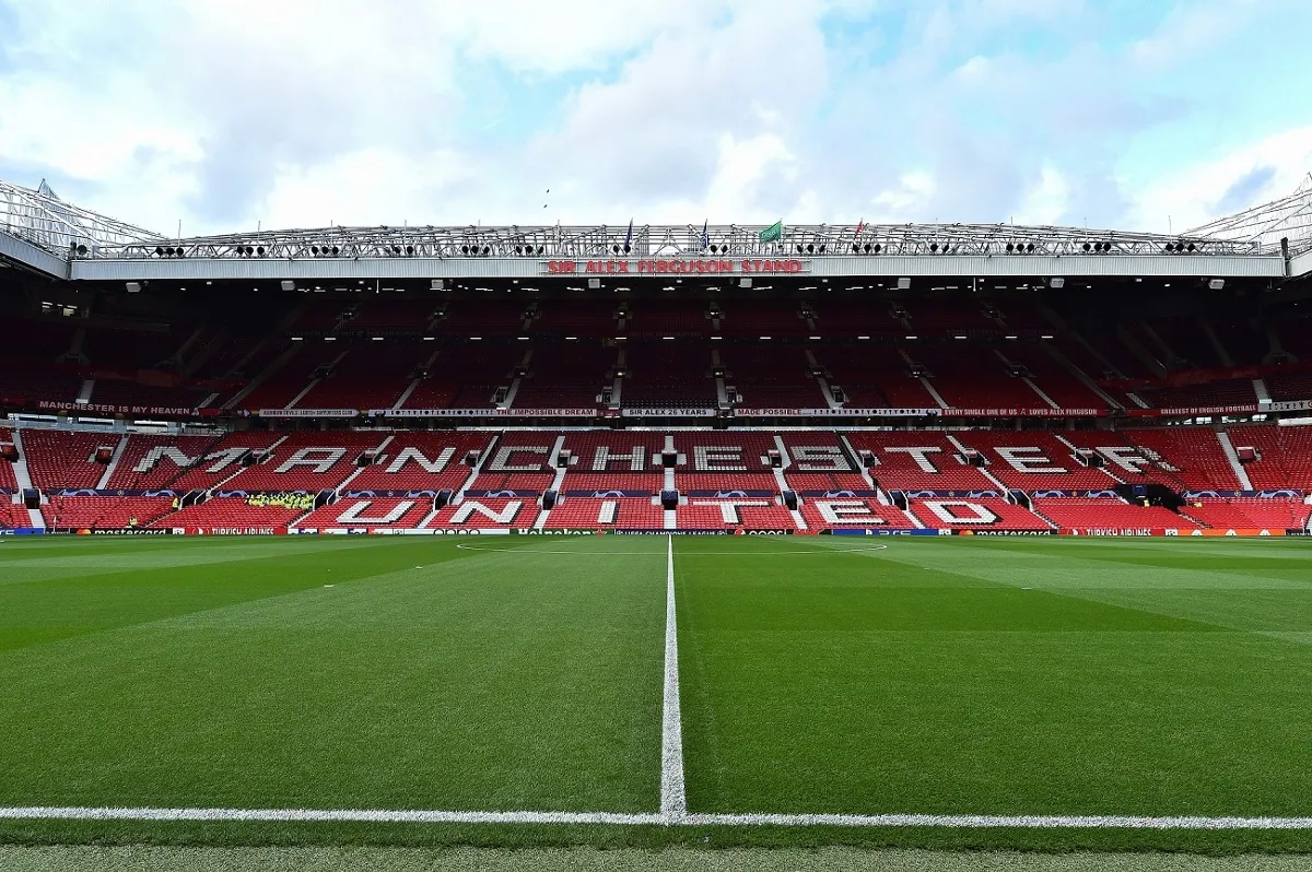 Por si no sabes en qué gastar tu dinero... Manchester United vende el pasto de su estadio