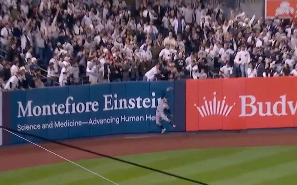 ¡Increíble! Fan interviene y evita que Yankees anote home run (VIDEO)