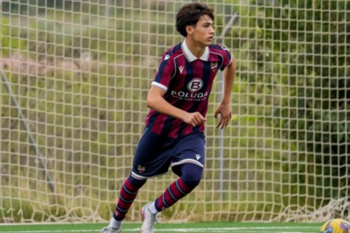 Con solo 14 años, ya entrena con el primer equipo en España