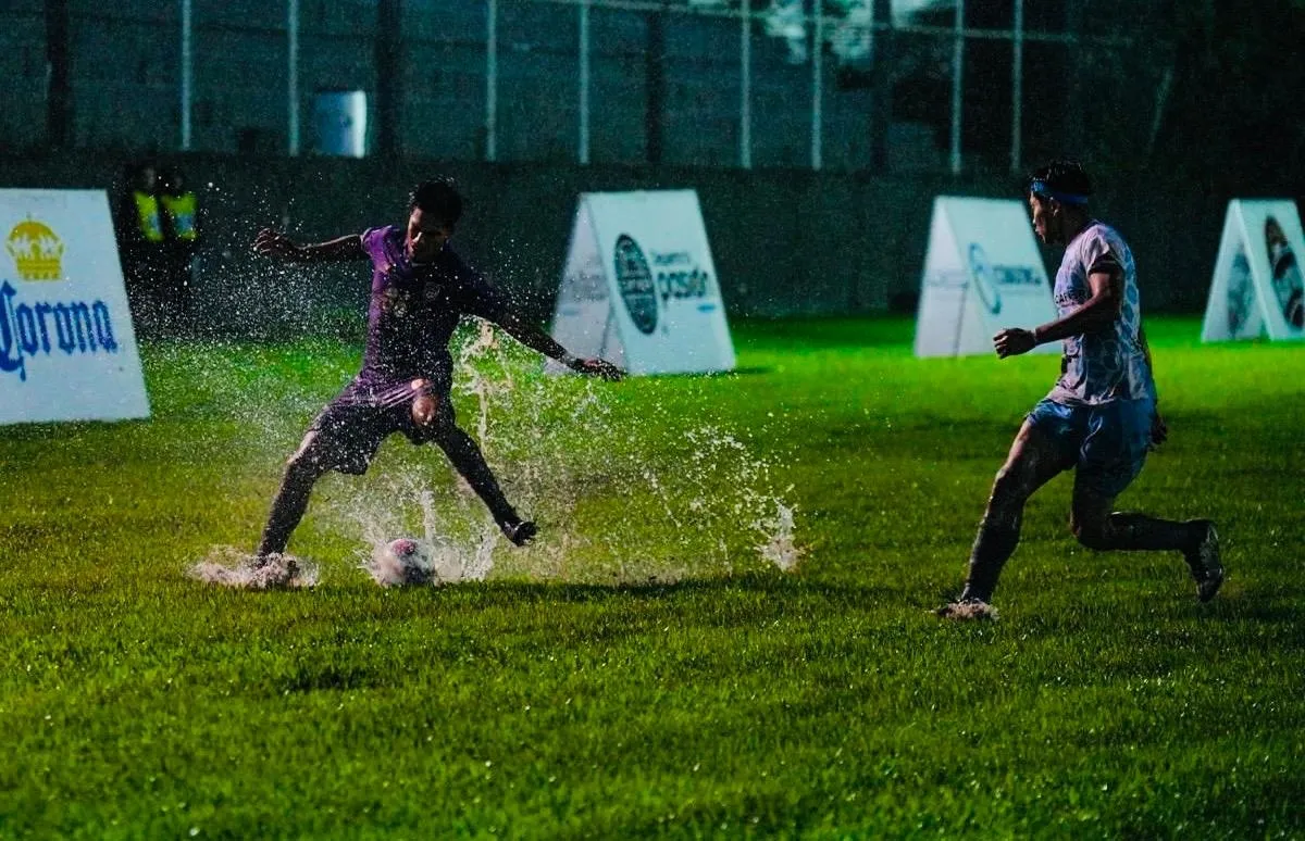 ¡No era un campo, era una alberca! Racing empata en la lluviosa Córdoba 
