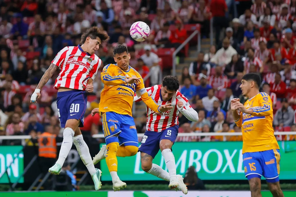 Chivas rescata el empate ante los Tigres 