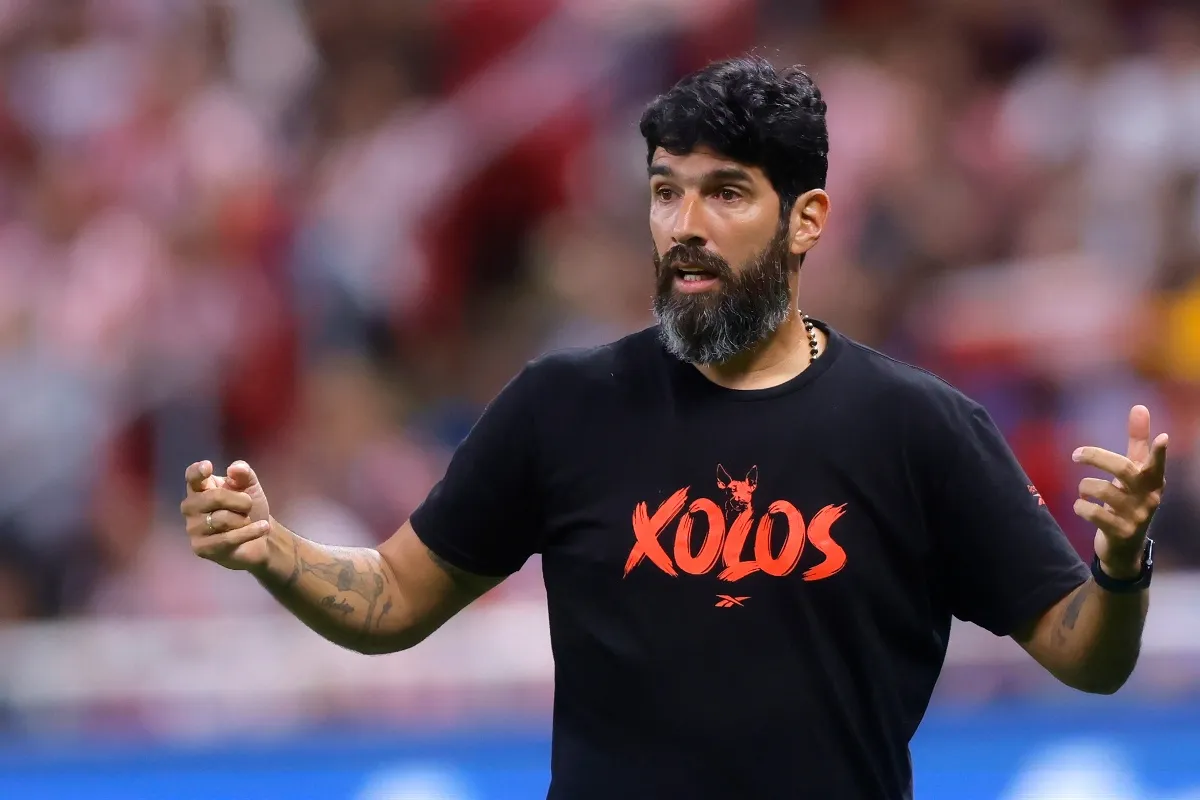 ¡Perdió la cabeza! 'Loco' Abreu invade cancha para increpar al árbitro (VIDEO)