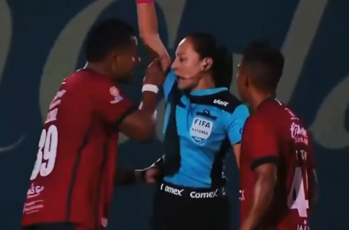 Veracruzano se disculpa tras agredir a árbitra (VIDEO)