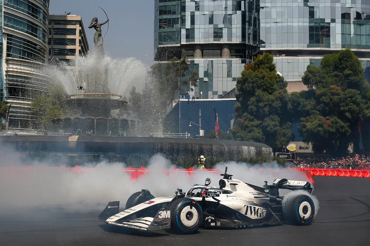 Checo Pérez se luce con show run en Paseo de la Reforma (VIDEO)