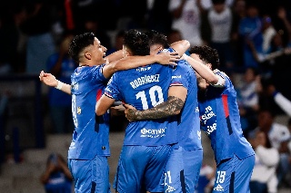 Cruz Azul vence a Monterrey y se mete a la pelea por el liderato