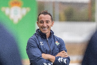 Andrés Guardado arranca su camino como entrenador en España