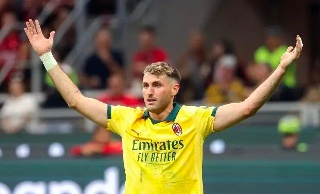 Santiago Giménez dejaría al AC Milan para jugar en la Premier League 