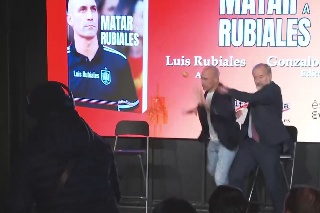 Agreden con huevos a Luis Rubiales, en la presentación de su libro (VIDEO)