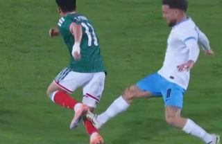 ¡No lo lesionen! Terrible entrada sobre Gilberto Mora en partido contra Uruguay (VIDEO)