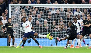 Raúl Jiménez y Fulham vencen al Tottenham y se alejan de la zona de descenso
