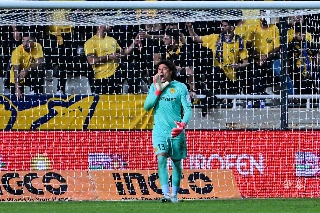 Le meten gol olímpico a Memo Ochoa en la liga de Chipre (VIDEO)