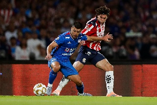Con penal fallado de Chicharito, Cruz Azul vence a Chivas y se mete a las semifinales