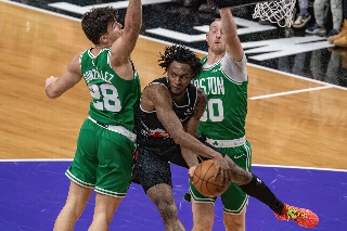 NBA: Los Celtics sufren pero logran una importante victoria contra los Raptors