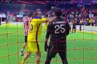 Cuauhtémoc Blanco enfurece y le suelta golpe en la cara a portero de Chivas (VIDEO)