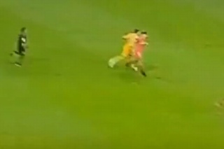 ¡No supo perder! Vigón golpea por la espalda a jugador de Toluca tras ser campeones (VIDEO)