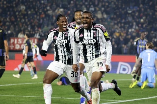 Juventus gana y se coloca a un punto del liderato en Italia
