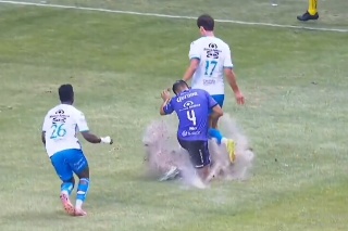 ¡No es el 'Pirata' Fuente! Terribles condiciones del césped en la Liga MX (VIDEO)