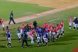 Terminan a los golpes jugadoras de El Águila y Olmecas en el Beto Ávila (VIDEO)