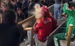 ¡Vergonzoso! Aficionados de Pumas agreden a fanáticos del Toluca (VIDEO)