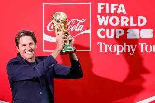 El campeón del mundo, Edmílson disfruta levantar el trofeo del Mundial en Veracruz (VIDEO)