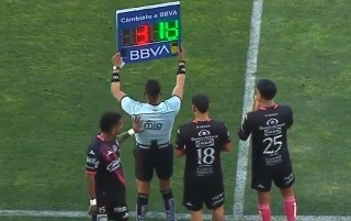 ¡Increíble! Futbolista de Puebla sale de cambio, empuja al árbitro y lo expulsan (VIDEO)