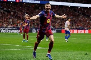 Lewandowski acerca el título a un Barcelona que le ganó al Atlético de Madrid 