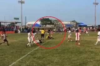 Frente a niños, árbitro es golpeado en canchas de Veracruz (VIDEO)