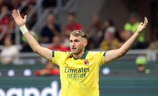 Santiago Giménez NO aparece y el AC Milan es goleado en la Serie A 