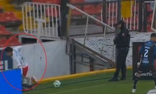 Futbolista de Necaxa cae en una zanja en pleno partido (VIDEO)