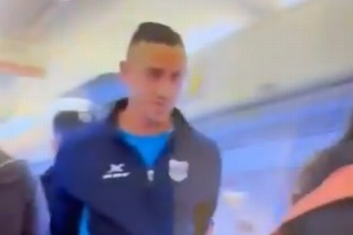 ¡Insólito! Futbolista grita 'bomba' en un avión y es detenido (VIDEO)