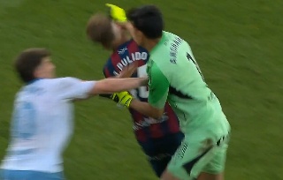 ¡Se cree boxeador! Ex de la Liga MX enloquece y lanza puñetazos a rivales en España (VIDEO)